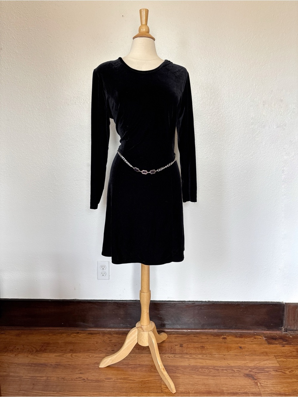 Vintage Solid Black Long Sleeve Velvet Dress with Chain Belt